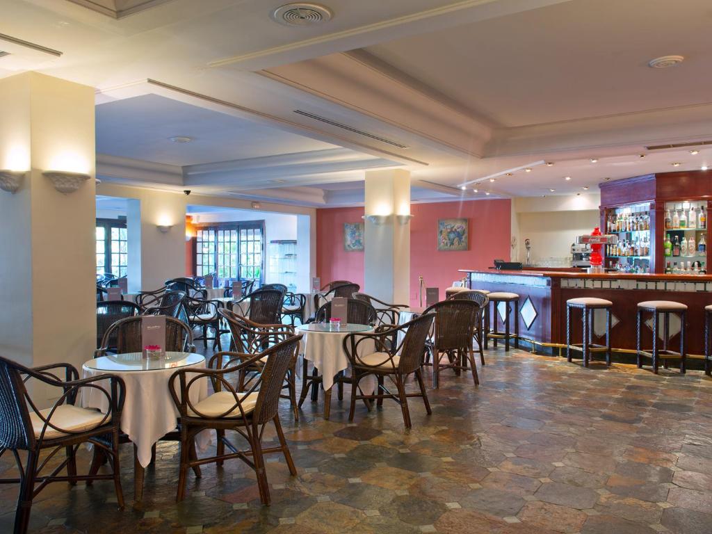 Mūsdienīgs bārs ar elegantām ratanā pārvietojamām mēbelēm un gaišu, viesmīlīgu atmosfēru. Telpā ir daudz gaismas un siltas krāsas, radot patīkamu vidi atpūtai.