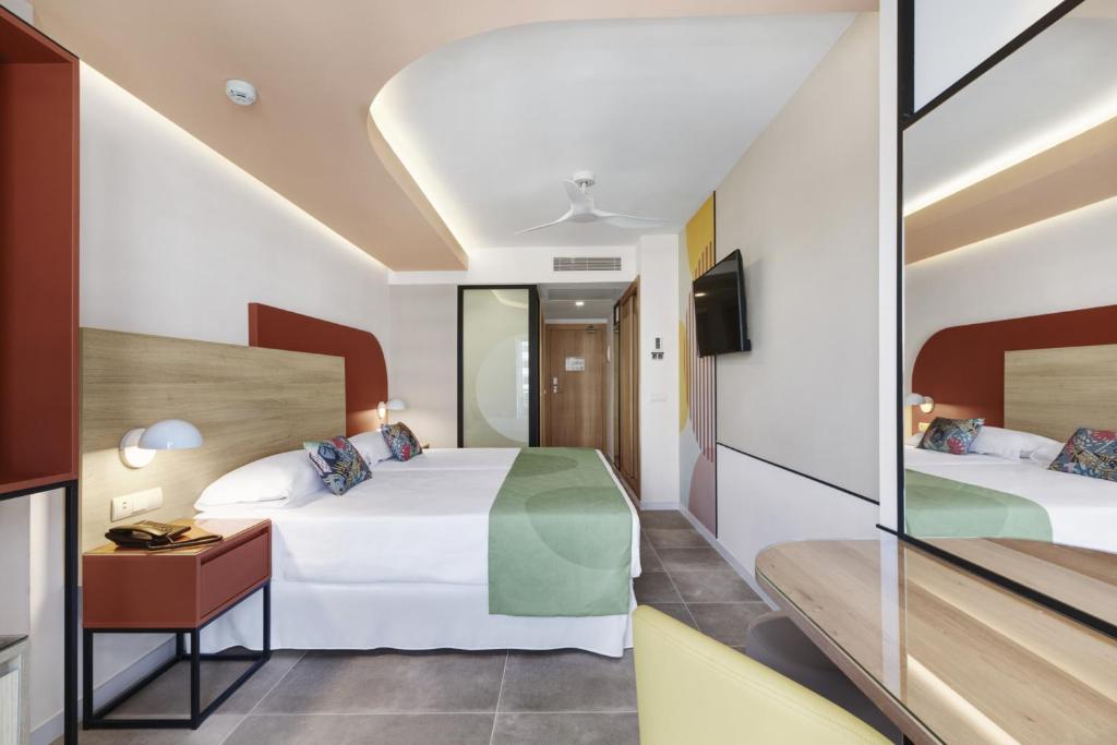 Mūsdienīgs viesnīcas numurs ar divām gultām, elegantu interjeru un gaišām krāsām, kas rada komfortablu atmosfēru. Numurā ir televizors un galda zona, kā arī pieejams dabiskais apgaismojums.