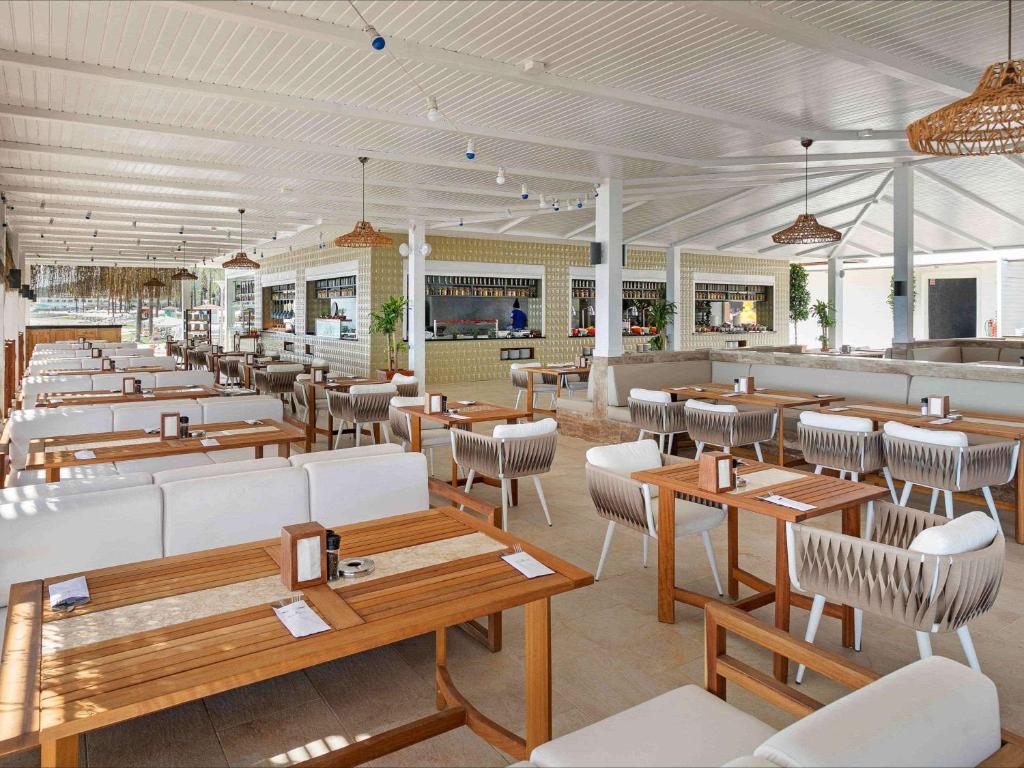 Rixos Sungate - moderns restorāns ar elegantām mēbelēm un plašu telpu
