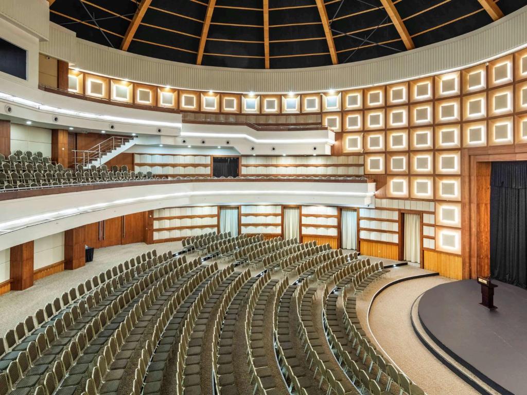 Konferenču zāle Rixos Sungate ar modernu dizainu un ērtām sēdvietām.
