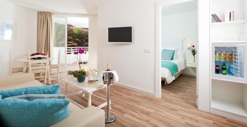 Mūsdienīgs viesnīcas numurs ar viesistabu, ēdamistabas zonu un guļamistabu. Interjers ir gaišs, ar koka grīdu, televizoru un mini ledusskapi, kas piepildīts ar dzērieniem.