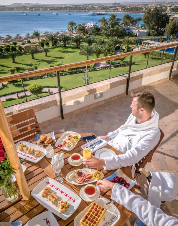 Fort Arabesque Resort, Spa & Villas brokastis uz terases ar skatu uz jūru