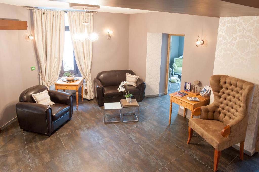 Mūsdienīgs viesistabas interjers ar melnām ādas mēbelēm, koka galdu un gaišām aizkariem. Telpa ir plaša un eleganta, veidojot patīkamu atmosfēru.