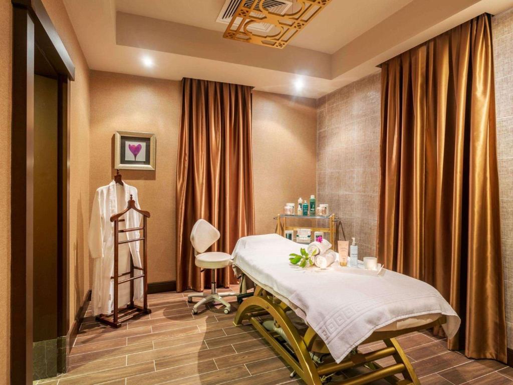 Rixos Sungate - relaksējošs spa numurs ar masāžas galdu un skaistumkopšanas produktiem