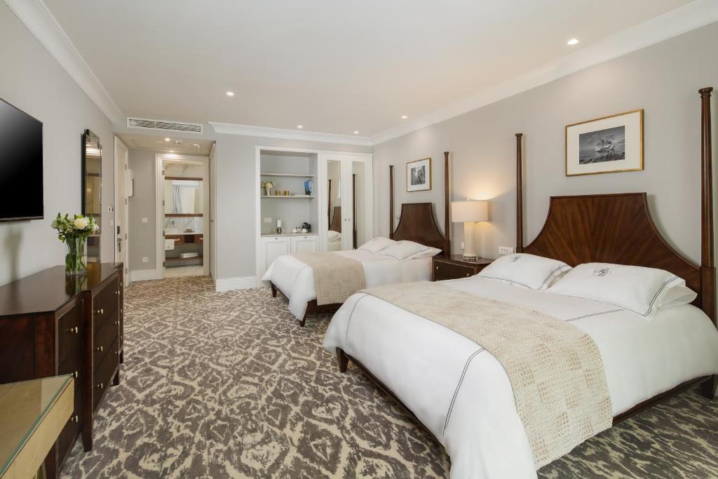 Mūsdienīgs viesnīcas numurs ar divām gultām, elegantu interjeru un plašu dzīvojamo telpu. Numurā ir iekārtota zona ar televizoru un vannas istaba, radot komfortablu atmosfēru atpūtai.