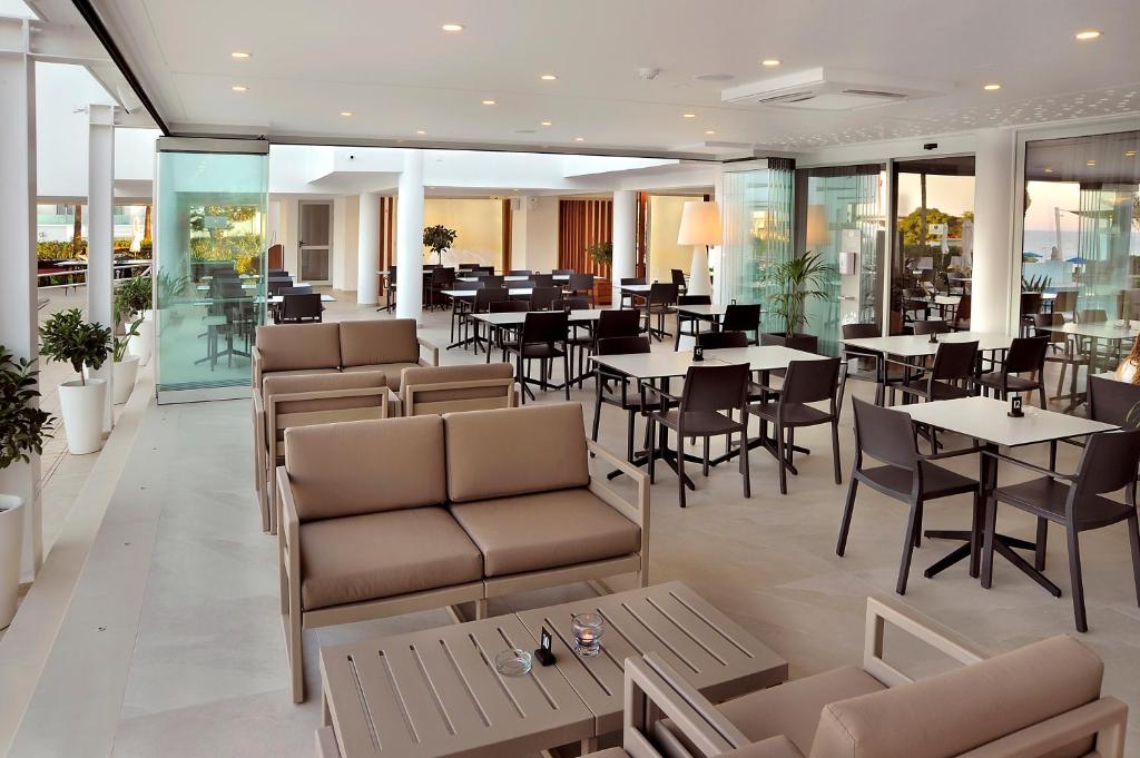 Moderns restorāns ar gaišu interjeru un ērtām mēbelēm, piedāvājot relaksējošu atmosfēru un skatu uz dabu. Ideāli piemērots atpūtai un ēšanai.