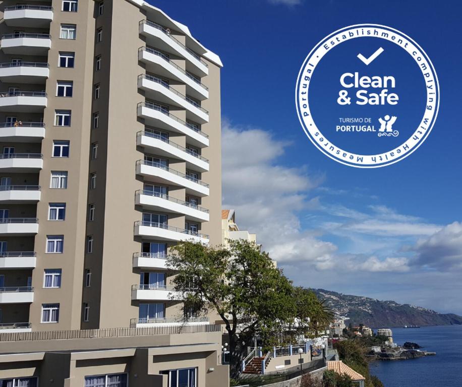 Mūsdienīgs viesnīcas ēkā ar balkoniem, kas atrodas pie jūras, un uzsvars uz drošību ar "Clean & Safe" zīmi, kas apliecina veselības standartus Portugālē.