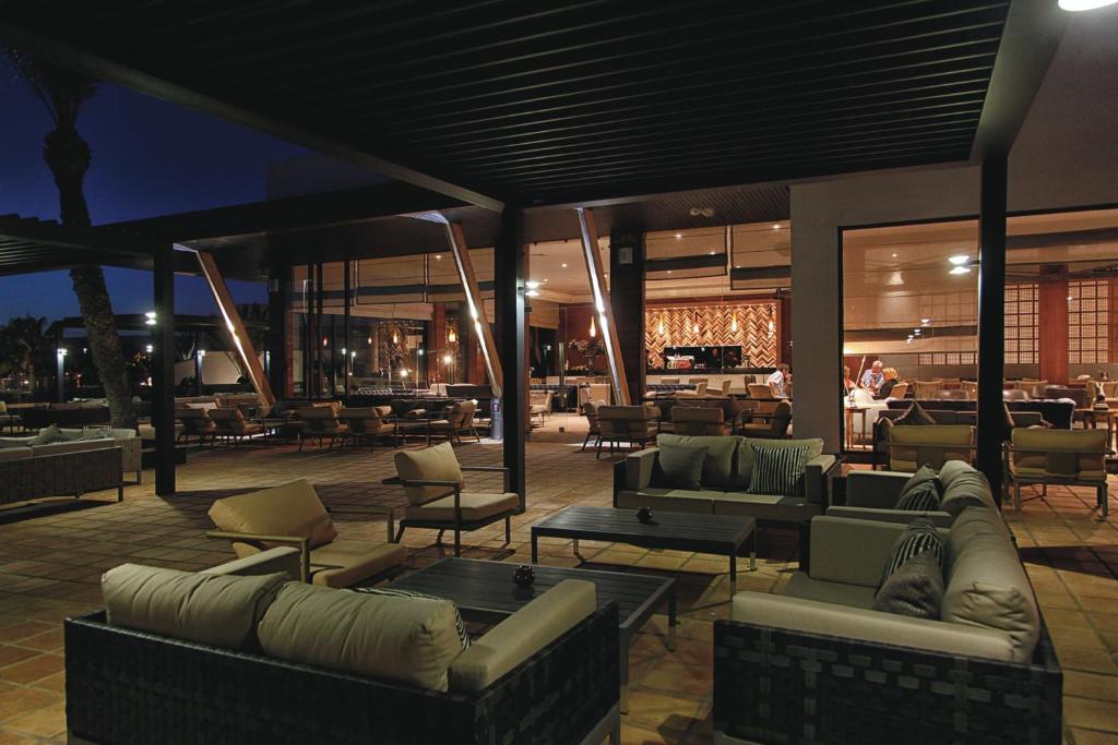 Moderns āra restorāns ar komfortablām mēbelēm, apgaismots vakarā, radot relaksējošu atmosfēru. Terase ir plaša un piedāvā gleznainu skatījumu uz apkārtni.