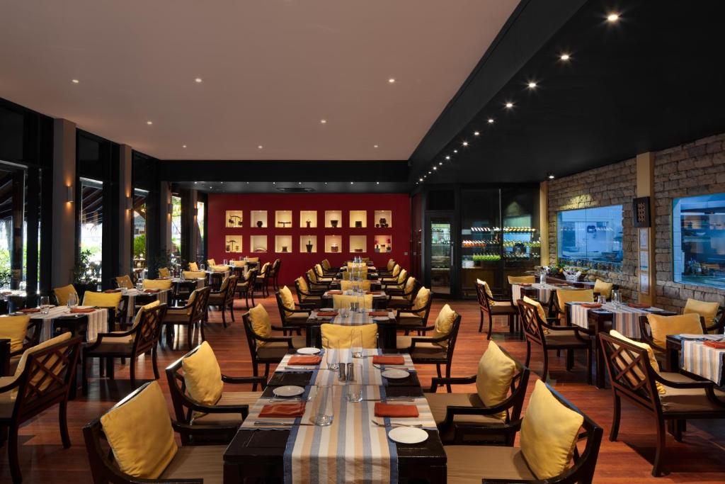 Mūsdienīgs restorāns ar elegantiem galds un krēsliem, kas izveidots ar siltām krāsām un mūsdienīgu apgaismojumu, radot patīkamu atmosfēru. Interjers papildināts ar dekoratīvām nišām un lieliem logiem, kas nodrošina dabīgu apgaismojumu.