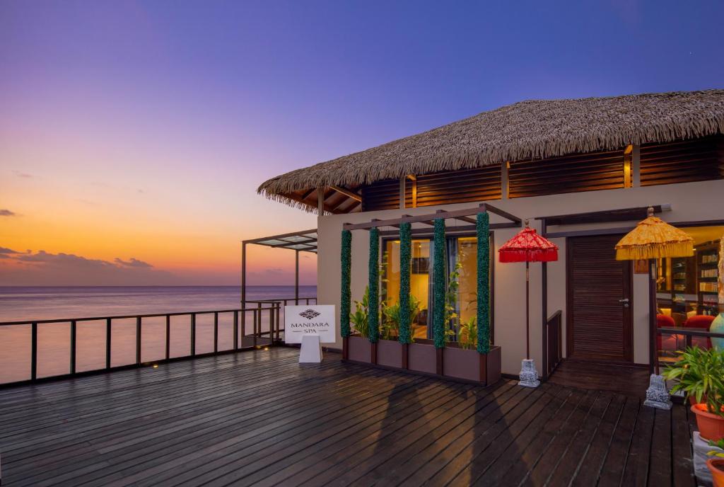 Tropu kūrorta spa ar salīdzinoši modernu arhitektūru un siltu saulrietu fonā, piedāvājot mierīgu un relaksējošu atmosfēru.