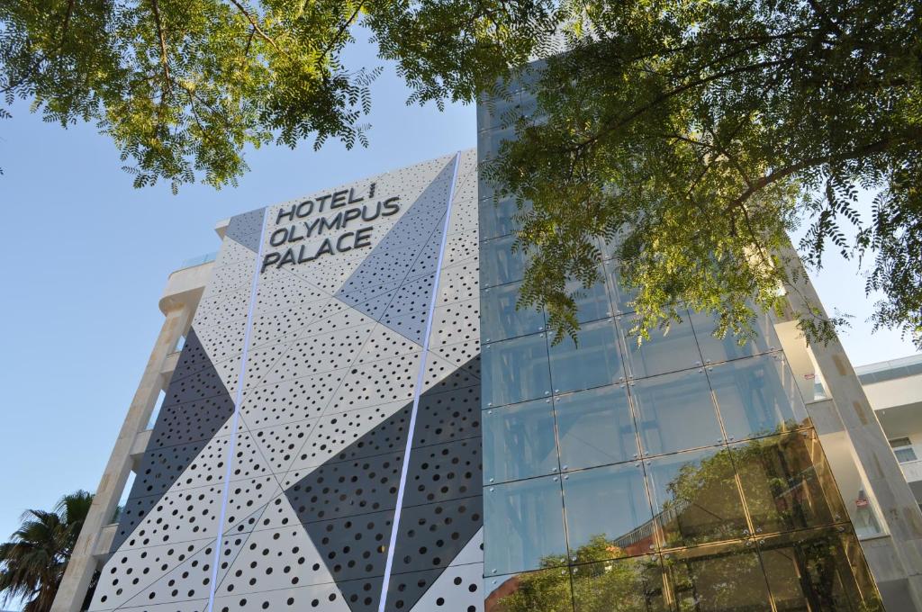 Mūsdienīga viesnīca ar stilīgu fasādi, kas rotāta ar ģeometriskām formām un stikla elementiem. Viesnīca "Olympus Palace" atrodas zaļā vidē, ko ieskauj koki.