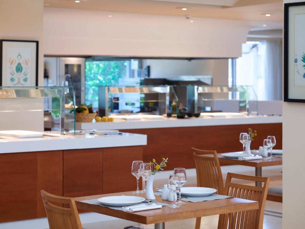 Mūsdienīgs restorāns ar elegantiem galdiem un gludām līnijām, kur apmeklētāji var baudīt ēdienus no plaša bufetes izvēles. Gaisīga un patīkami izskatīga iekārtojuma atmosfēra.