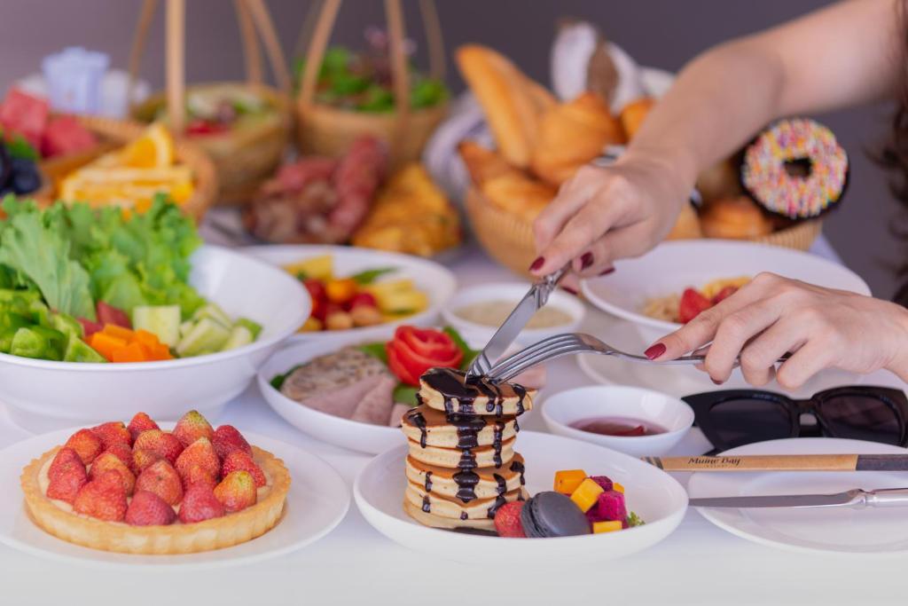 Broka veida galds ar pankūkām, augļiem un dārzeņiem, kuras pasniedz kopā ar saldējumu un desertiem.