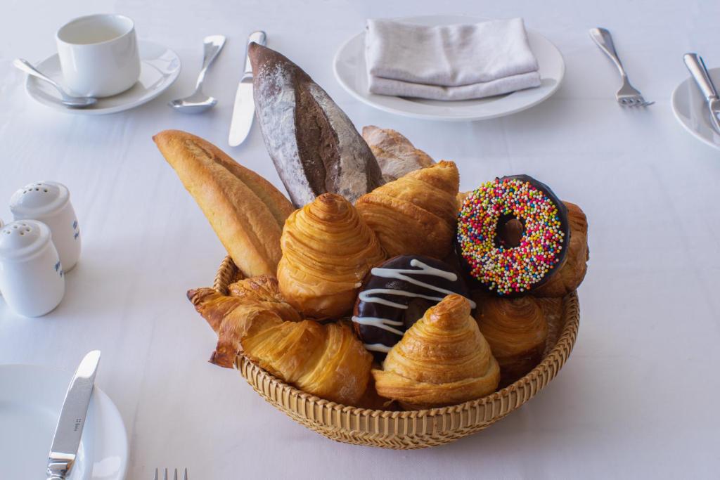 Svaigu maizīšu un cepumu grozs, kas ietver kruasānus, maizītes un šokolādes donutu ar konfeti. Ideāli piemērots brokastīm vai uzkodām.
