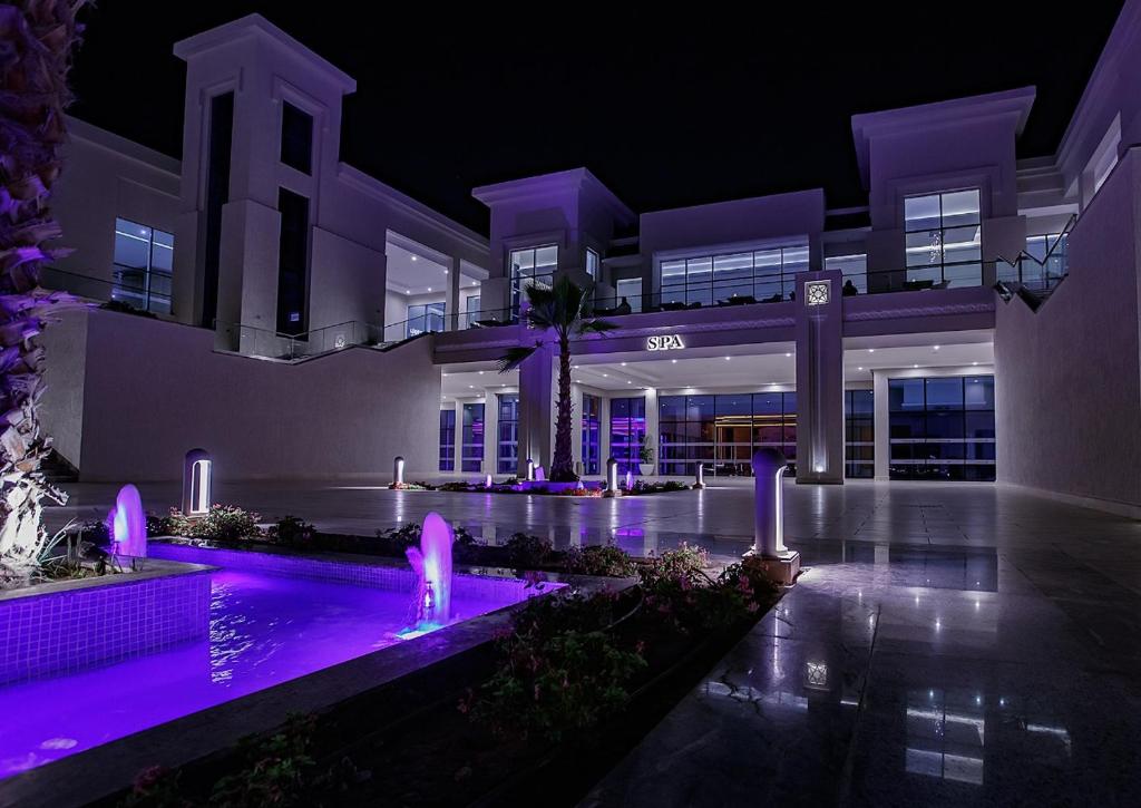 Mūsdienīga SPA ēka ar elegantu apgaismojumu un dārza elementiem, kas radījuši relaksējošu atmosfēru naktī. 
