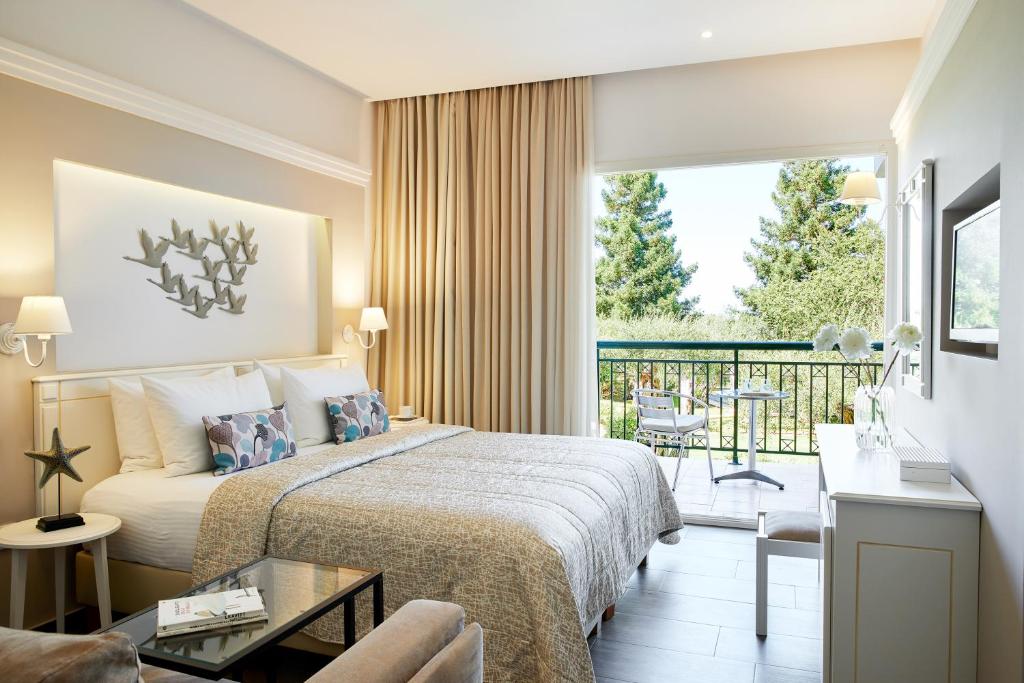 Mūsdienīga viesnīcas numura iekārtojums ar ērtu gultu, maigiem toņiem un piekļuvi balkonam, no kura paveras ainava uz dārzu. Numurā ir arī eleganti aksesuāri un gaismas elementi.