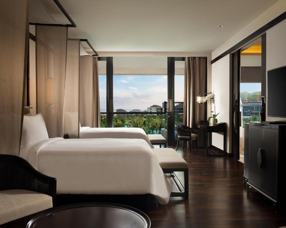 Mūsdienīgs viesnīcas numurs ar divām gultām, elegantām interjera detaļām un skatu uz dārzu. Numurā ir rakstāmgalds un liels logu korpuss, kas nodrošina dabīgā apgaismojuma plūsmu.