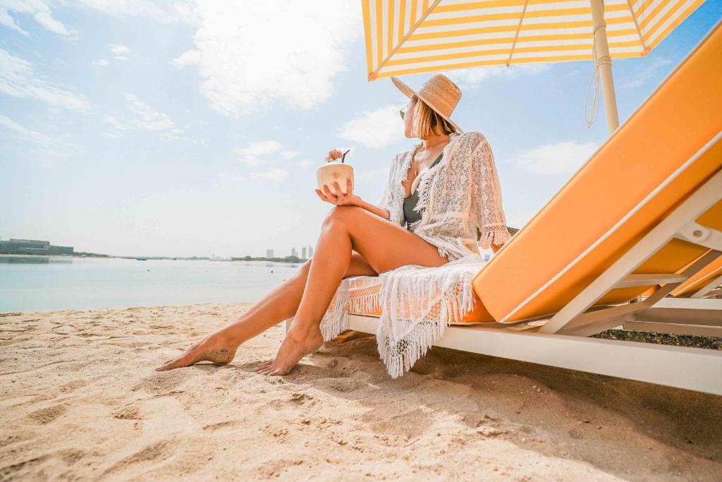 Sieviete pludmalē zem saulessarga Andaz Dubai The Palm