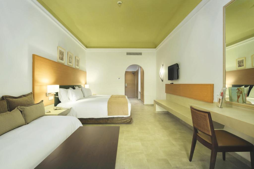 Mūsdienīgs viesnīcas numurs ar divām gultām, rakstāmgaldu un televizoru. Telpā ir gaišas krāsas un mūsdienīgs interjers, kas nodrošina komfortu un relaksāciju.