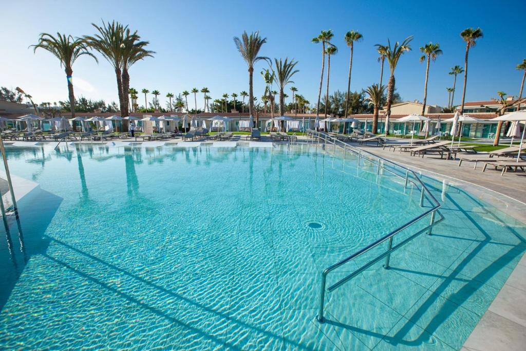 Lielisks baseins ar skaidru ūdeni, apkārt palmām un atpūtas zonām ar ērtām guļamvietām. Ideāla vieta relaksācijai un atpūtai saulainā dienā.