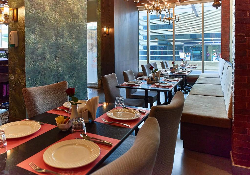 Rose Park Hotel Al Barsha elegant dining area