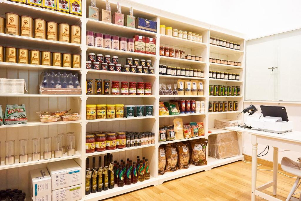 Viesnīcas Rose Park Hotel Al Barsha veikala plaukts ar produktiem.