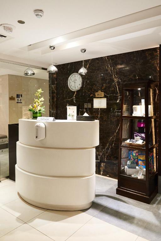 Stilīgs reģistratūras galds Rose Park Hotel Al Barsha.