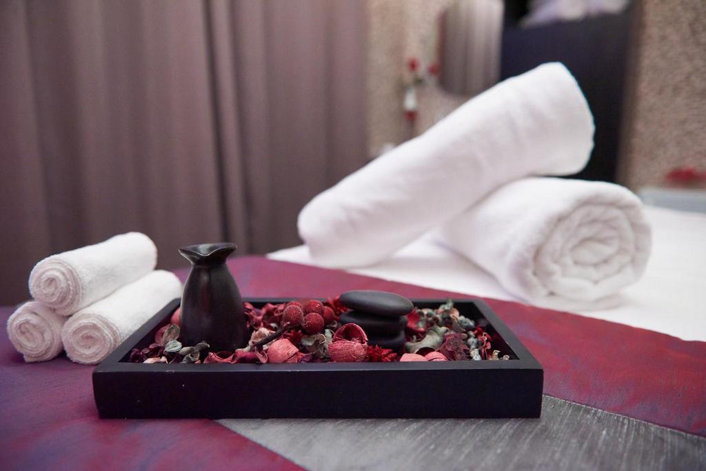 Rose Park Hotel Al Barsha spa zona ar dvieļiem un aromātiem