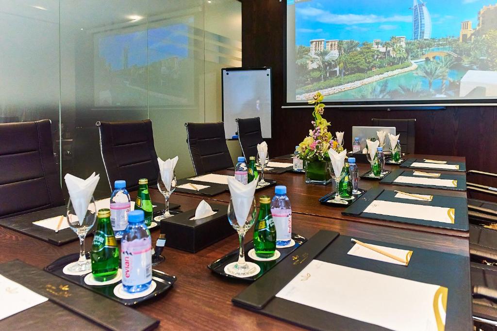Rose Park Hotel Al Barsha konferenču telpa ar elegantu uzstādījumu.