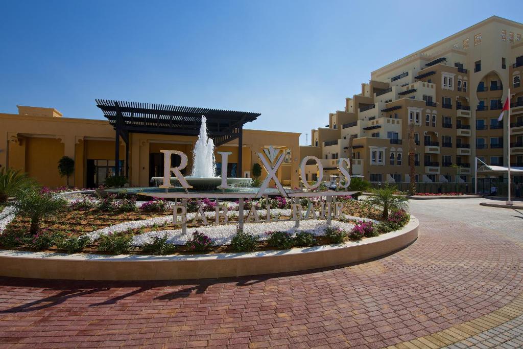 Rixos hotel ieeja ar strūklaku un ziedu dārzu, kas apņem stilīgu arhitektūru. Ideāli piemērota brīvdienām un atpūtai.