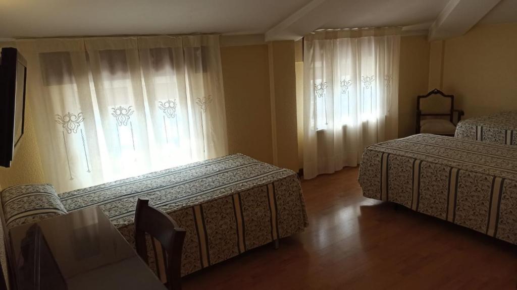 Gaiša guļamistaba ar divām gultām un logiem, caur kuriem ieplūst dabiska gaisma, radot mājīgu atmosfēru. Interjerā ir eleganta tekstila apdare un koka grīda.