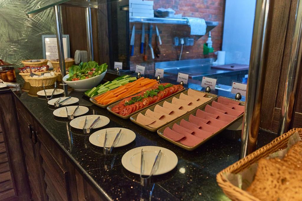 Brokastis viesnīcā Rose Park Hotel Al Barsha ar svaigiem dārzeņiem un gaļas izstrādājumiem.