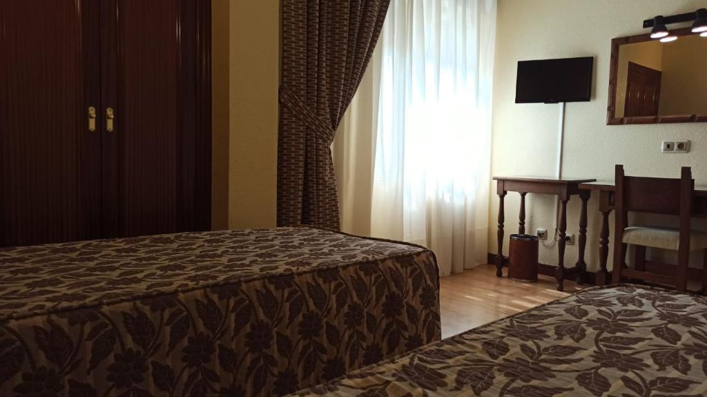 Mūsdienīgs viesnīcas numurs ar diviem gultām, koka mēbelēm un logu ar aizkariem, kas ļauj ieplūst dabīgai gaismai. Datorizēta izklaide ar televizoru un spoguli.