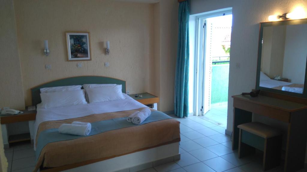 Mūsdienīgs viesnīcas numurs ar divguļamo gultu, galdu un spoguli, kas nodrošina komfortablu atpūtu. Telpā ir gaiša apgaismojuma un balkons ar skatu uz ārpusi.