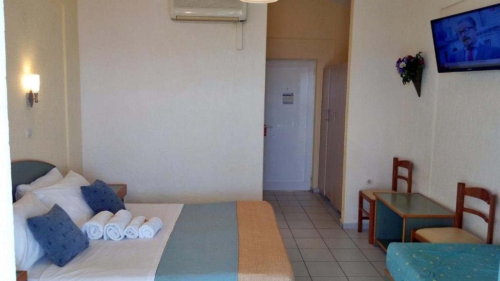 Mūsdienīgs viesnīcas numurs ar divguļamo gultu, TV un ērtu sēžamo stūri. Numurā ir arī gaisa kondicionieris un tīri dvieļi uz gultas.