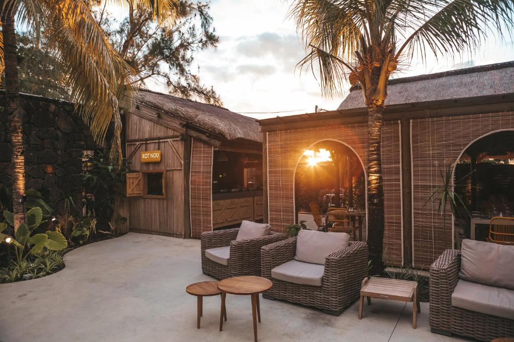 Tropu atmosfēra ar ērtām sēdvietām un saulrietu gaismu, kas apgaismo koka un salmu mājiņas. Ideāla vieta relaksācijai un atpūtai.