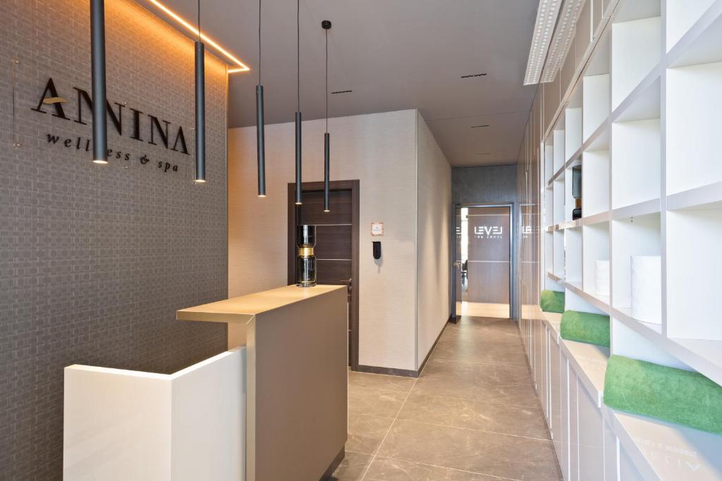 Mūsdienīga wellness un spa recepcija ar elegantu apgaismojumu un stilīgu dizainu. Interjers izceļas ar neitrālām krāsām un organizētu uzglabāšanu.