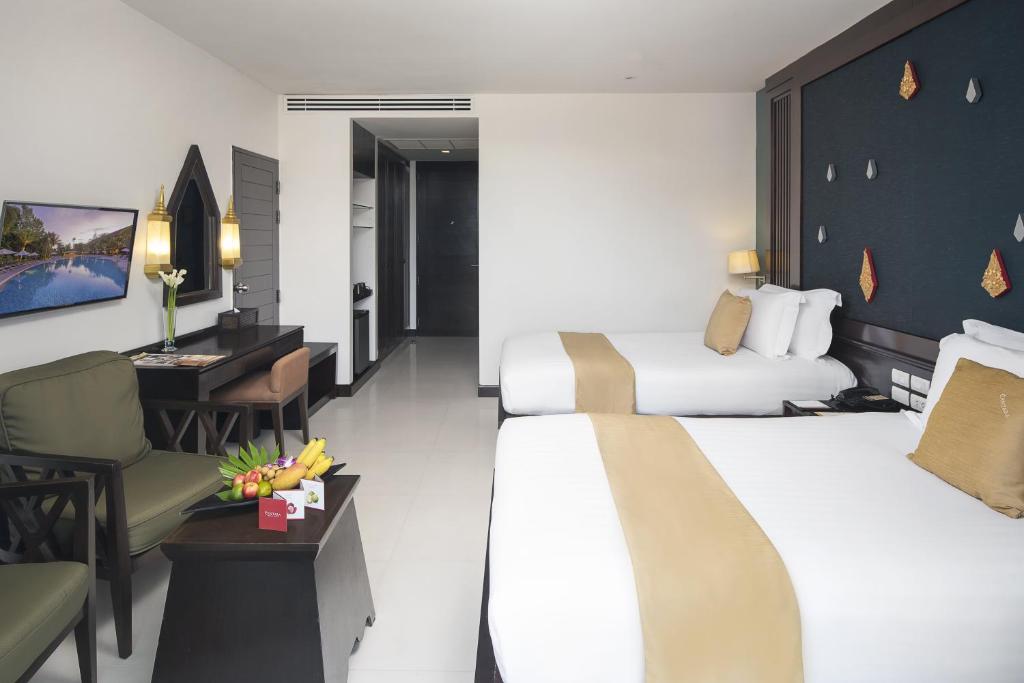 Mūsdienīgs viesnīcu numurs ar divām gultām, rakstāmgaldu un atpūtas zonu. Interjers ir elegants ar izsmalcinātiem akcentiem un dabīgiem elementiem.