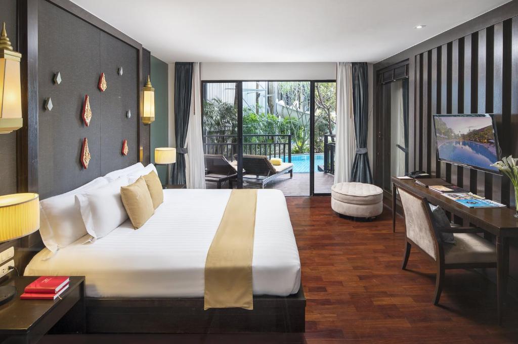 Mūsdienīgs viesnīcas numurs ar plašu gultu, elegantu interjeru un terasi, no kuras paveras skats uz baseinu un dārzu. Numurā ir moderni mēbeļu risinājumi un televizors.