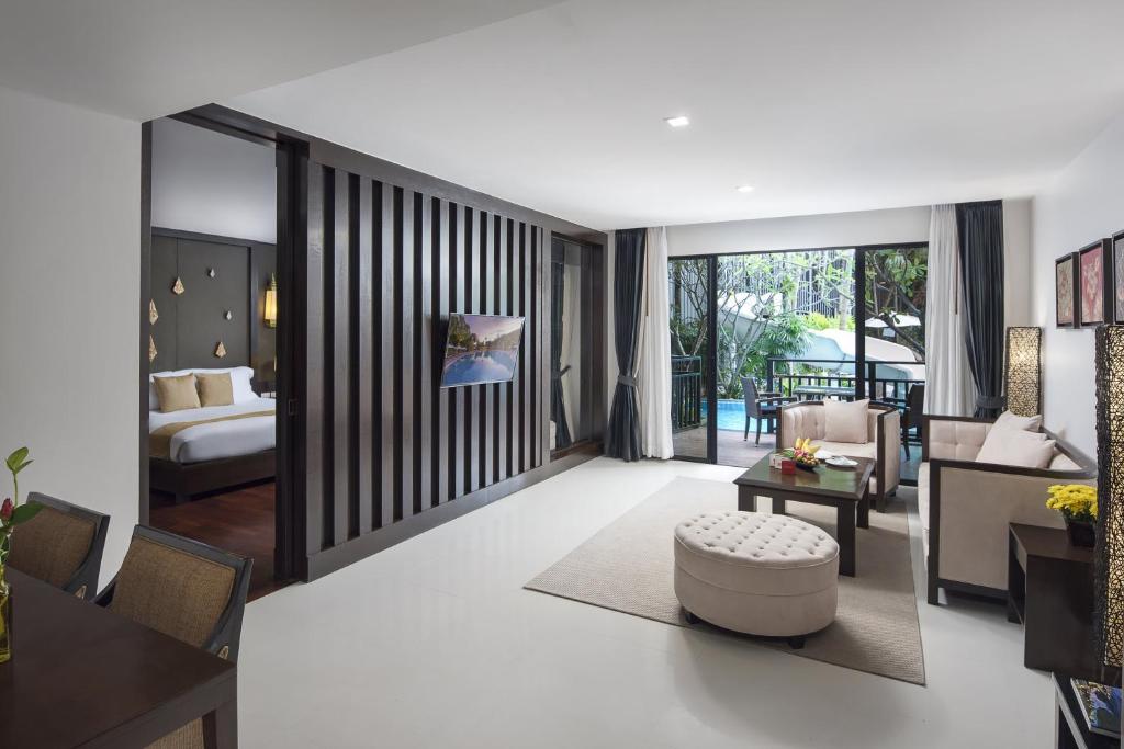 Mūsdienīgs viesnīcas numurs ar atvērtu plānojumu, kura interjerā ir eleganta mēbeļu kombinācija, lieli logi un piekļuve balkoniem ar skatu uz dārzu. Ideāla vieta relaksācijai un atpūtai.