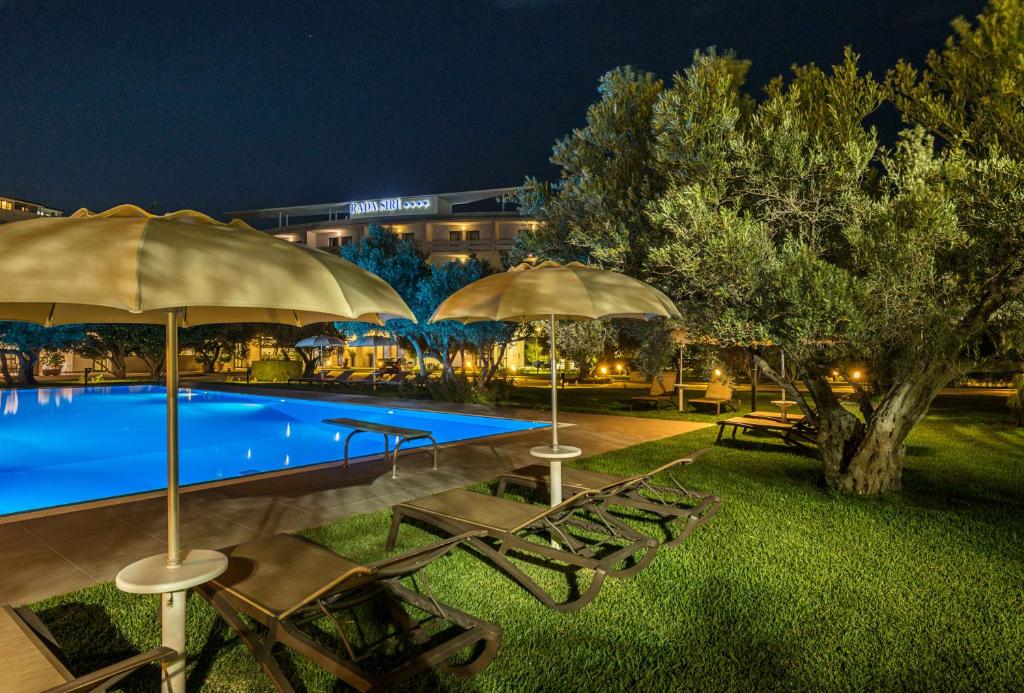 Rada Siri Hotel nakts skats uz apgaismotu baseinu un dārzu