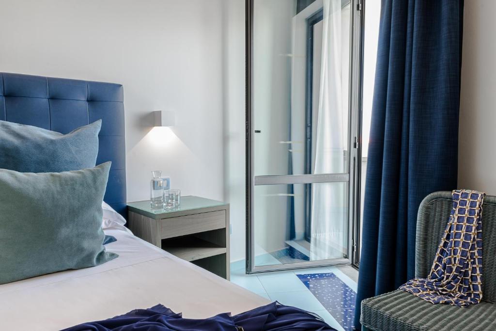 Rada Siri Hotel numurs ar balkonu un modernu dizainu