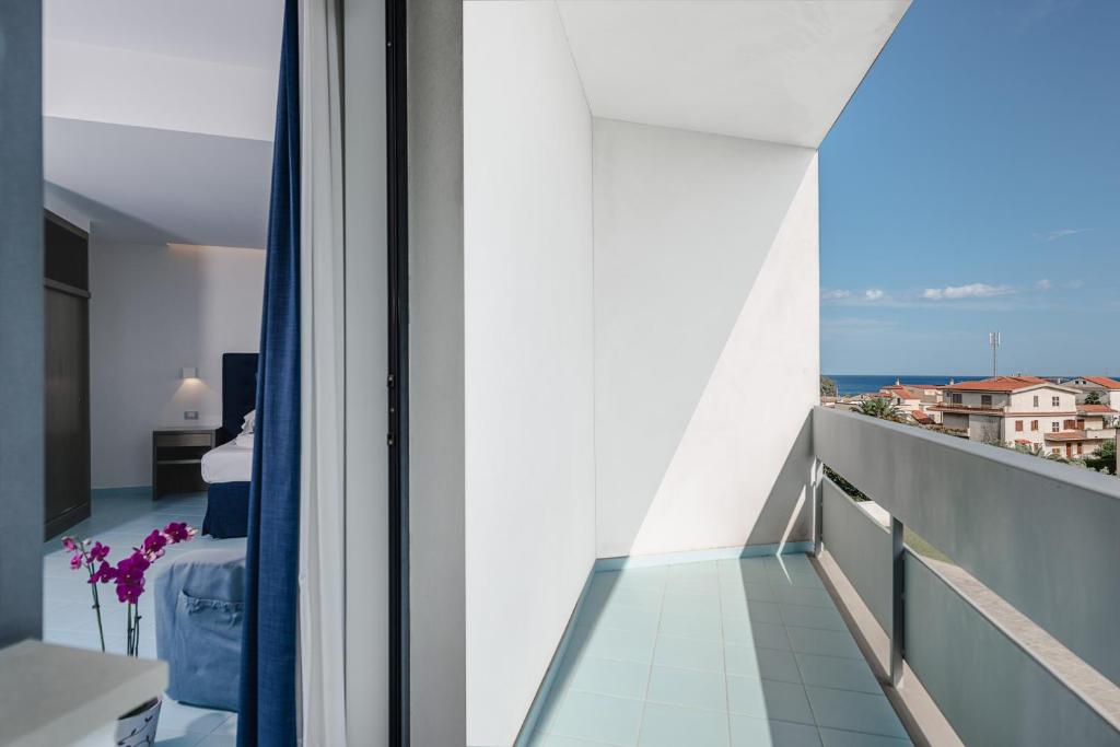 Numurs ar balkonu un jūras skatu Rada Siri Hotel.