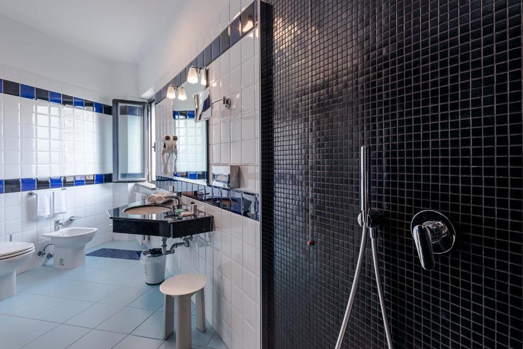 Rada Siri Hotel vannas istaba ar mūsdienīgu dizainu.