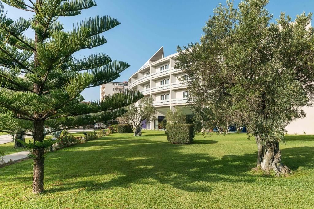 Rada Siri Hotel dārzs ar ēku fonā