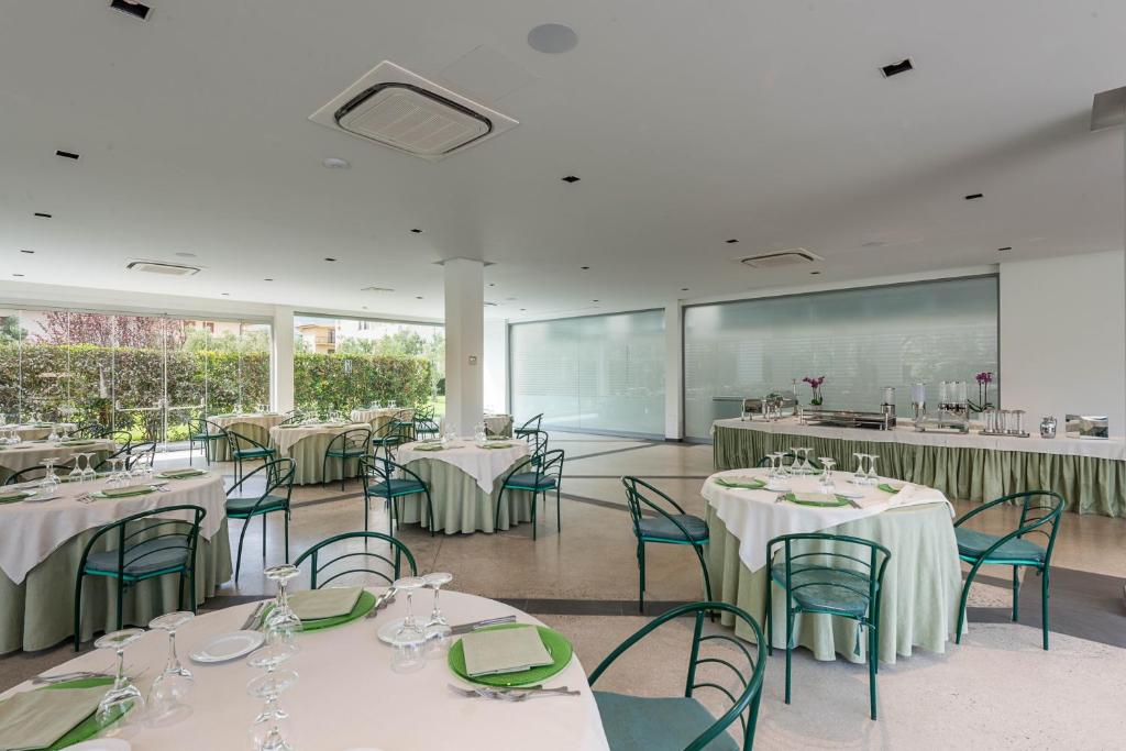 Rada Siri Hotel restorāns ar elegantu galdu klājumu