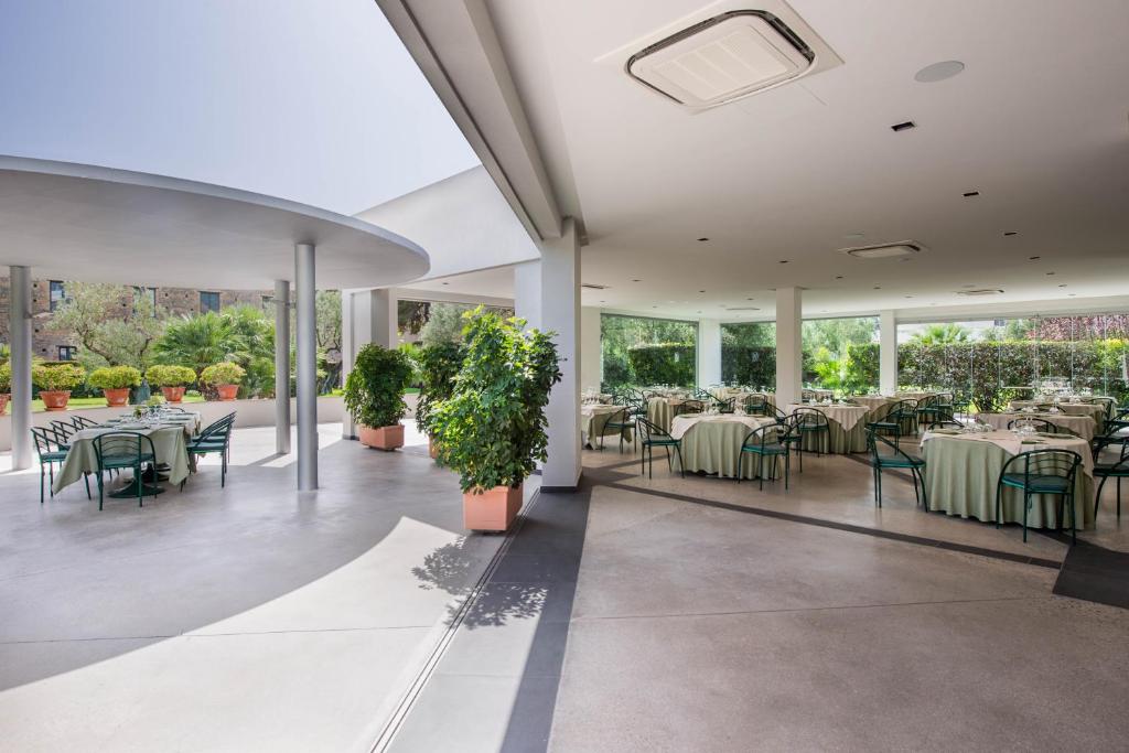 Rada Siri Hotel āra restorāna terase ar zaļumiem