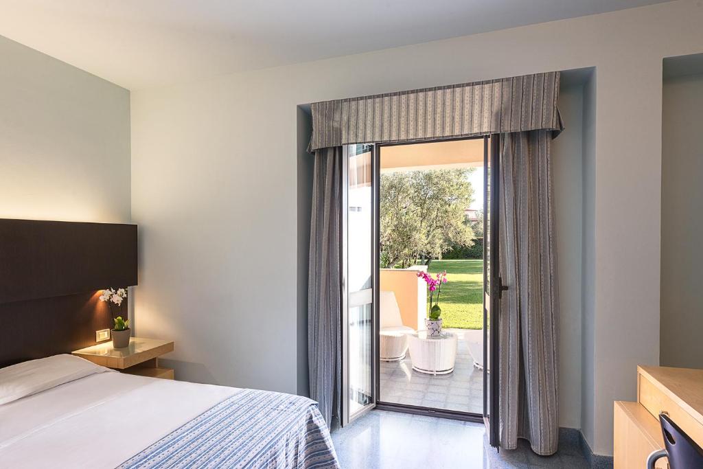 Rada Siri Hotel numurs ar balkonu un dārza skatu.