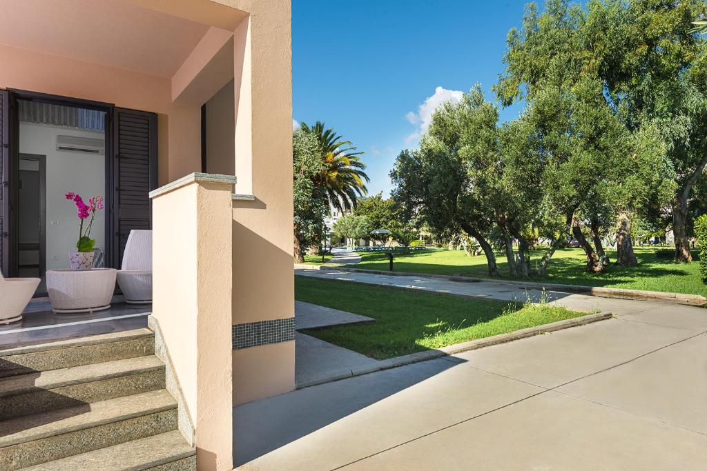 Mierīga veranda Rada Siri Hotel dārzā.