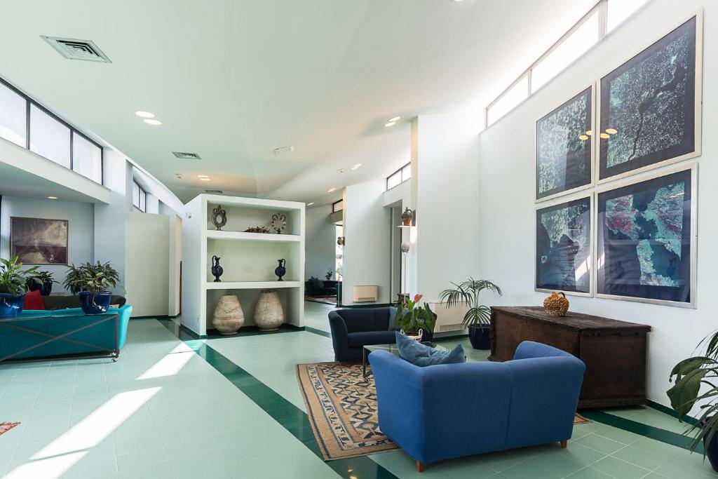 Rada Siri Hotel modernā un gaišā vestibilā ar mākslas darbiem.